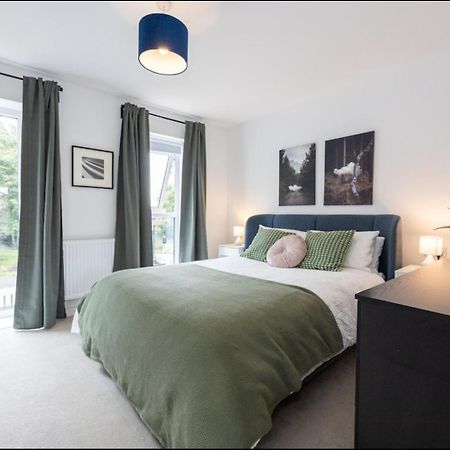 Elegance Retreat - 2 Bed Holiday Home With Parking Манчестер Экстерьер фото