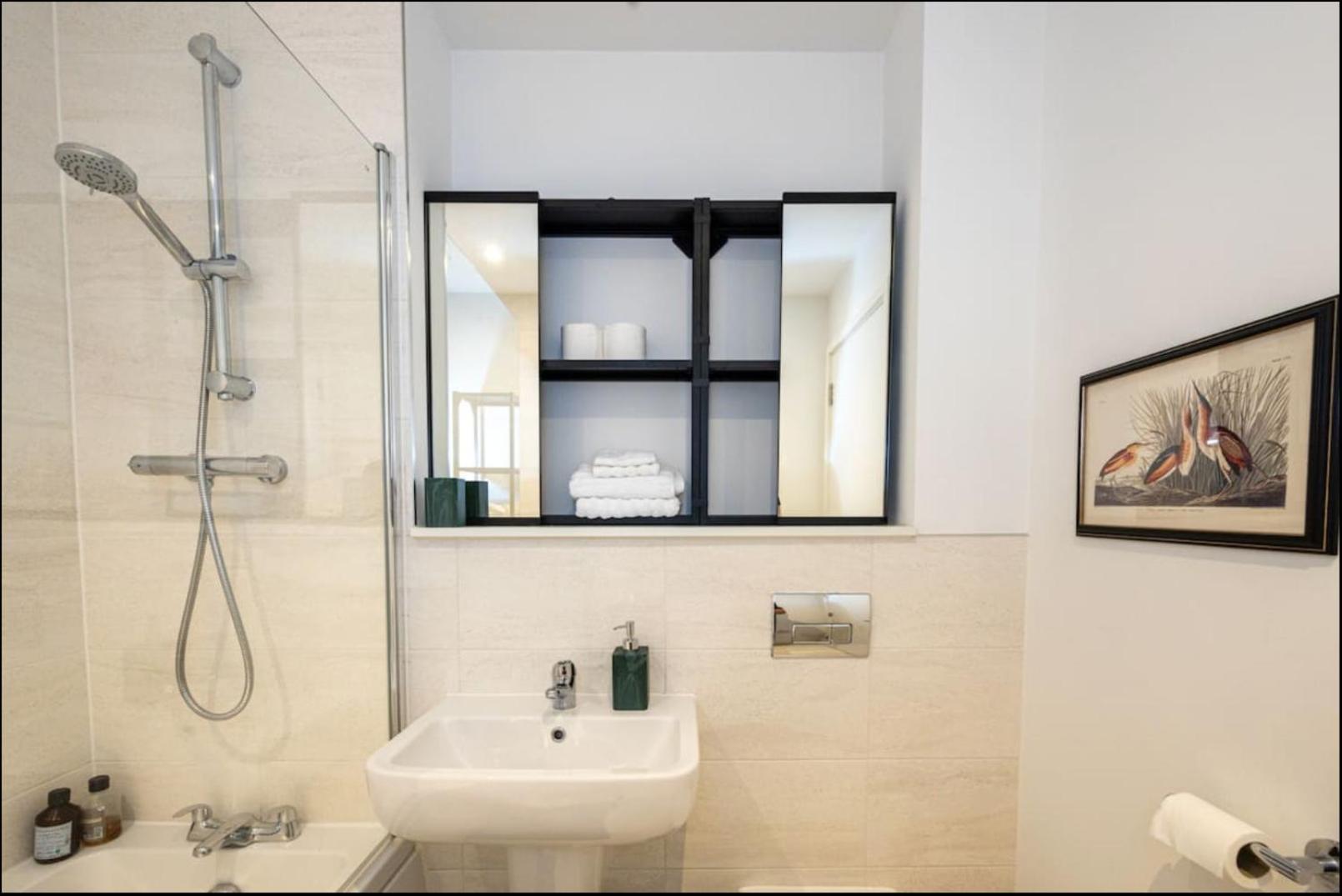 Elegance Retreat - 2 Bed Holiday Home With Parking Манчестер Экстерьер фото