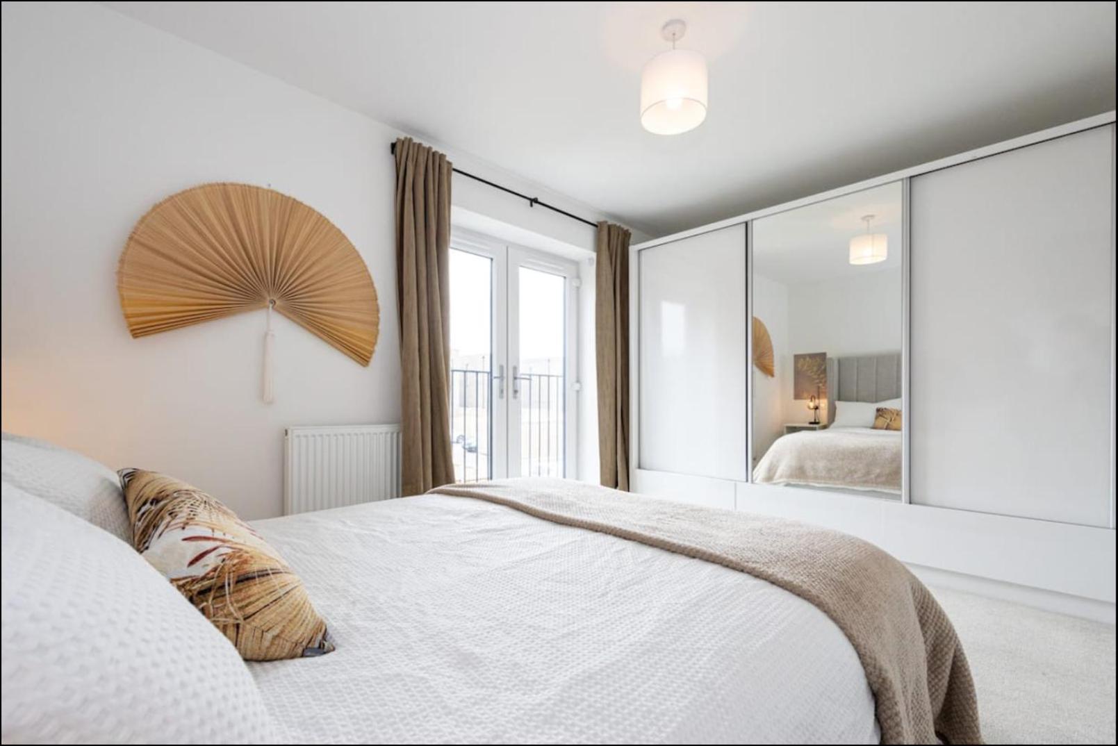 Elegance Retreat - 2 Bed Holiday Home With Parking Манчестер Экстерьер фото